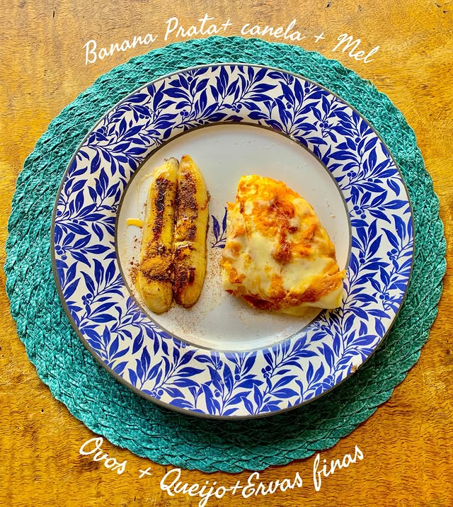 Prato com banana, ovos e queijo em um café da manhã