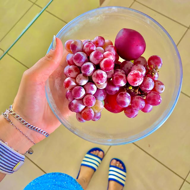 Uvas e frutas em uma tigela